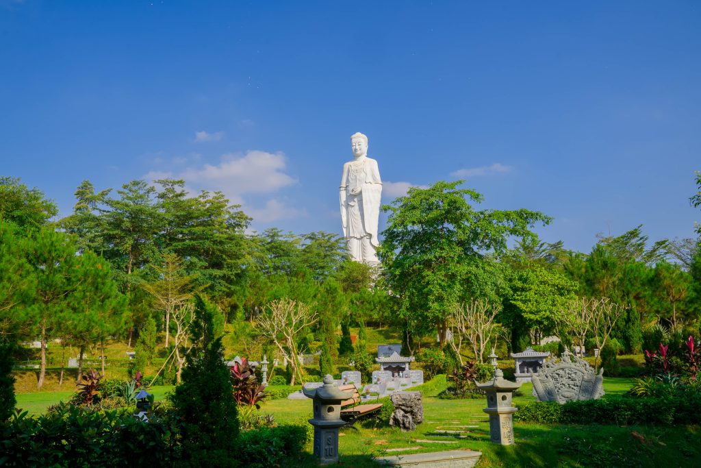 Khuôn viên xanh tại công viên Tưởng niệm Thiên Đức
