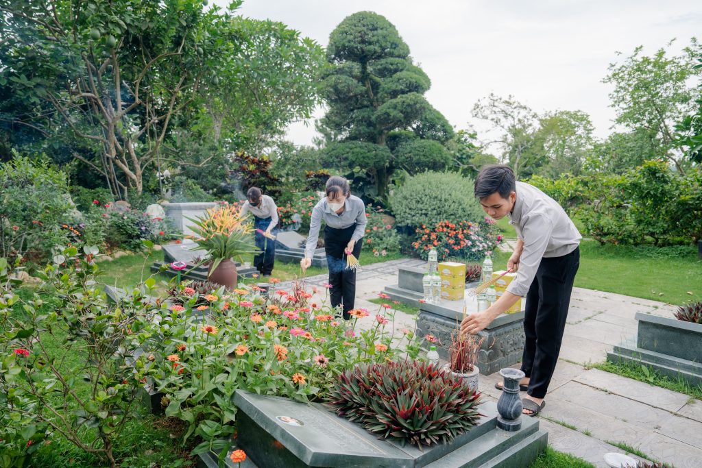 Dịch vụ chăm sóc khuôn viên mộ và thắp hương thường niên