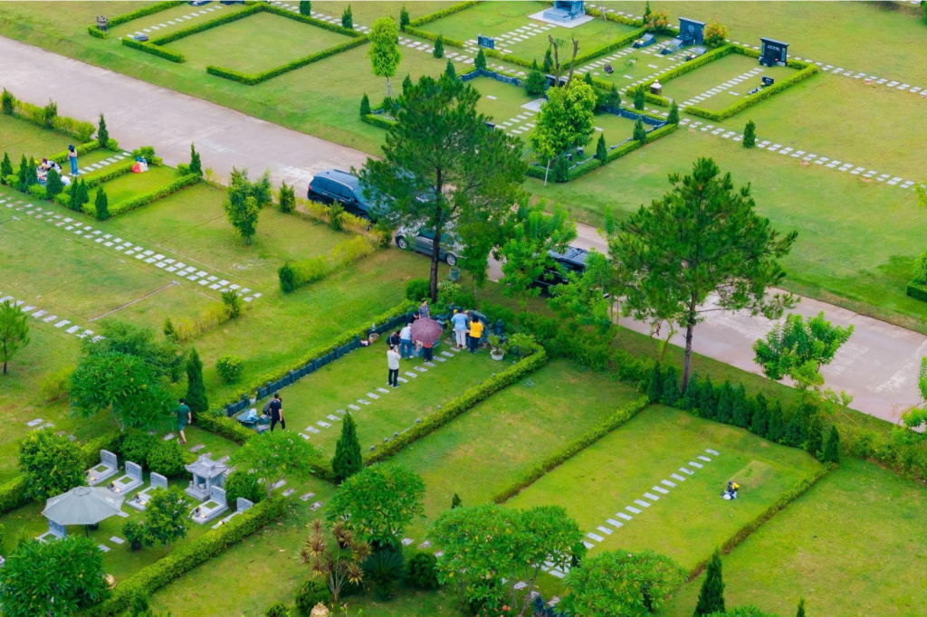 Khuôn viên xanh tại công viên Tưởng niệm Thiên Đức